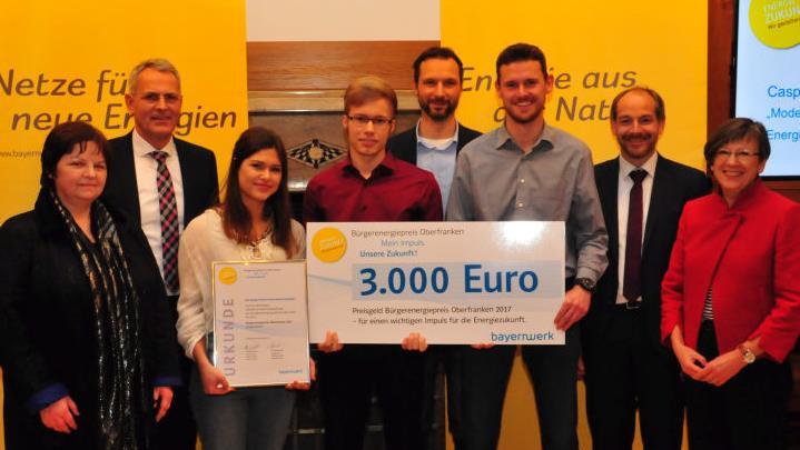Einer der drei  Bürgerenergiepreise in Oberfranken ging  an das  Caspar-Vischer-Gymnasiums  - von links: Schulleiterin Ulrike Endres, Christoph Henzel vom Bayernwerk, das Projektteam mit  Hanna Kieslich, Luca Lauterbach,  Michael Nitschke (Lehrer) und Oliver  Ebert, stellvertretender Landrat Jörg Kunstmann und Regierungspräsidentin Heidrun Piwernetz.  Foto: Stephan-Herbert Fuchs