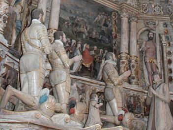 Die Figurengruppe des Epitaphs in der Coburger Stadtpfarrkirche St. Moriz. Die Restaurierung wurde nun mit einer Bronzetafel gewürdigt. Christoph Wiedemann