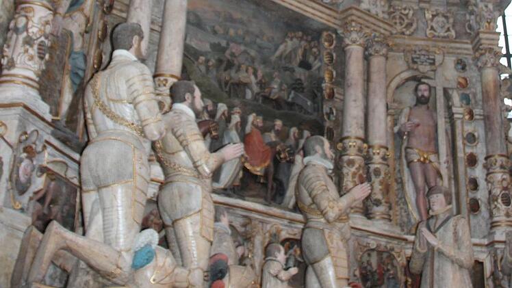 Die Figurengruppe des Epitaphs in der Coburger Stadtpfarrkirche St. Moriz. Die Restaurierung wurde nun mit einer Bronzetafel gewürdigt. Christoph Wiedemann