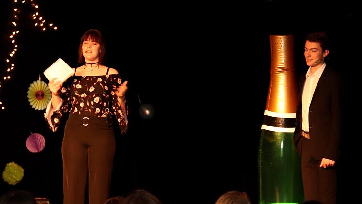 Die beiden Moderatoren Theresa Winkovich und Dominik Schwägerl laden  zur Pause ein.     Foto: Johanna Blum