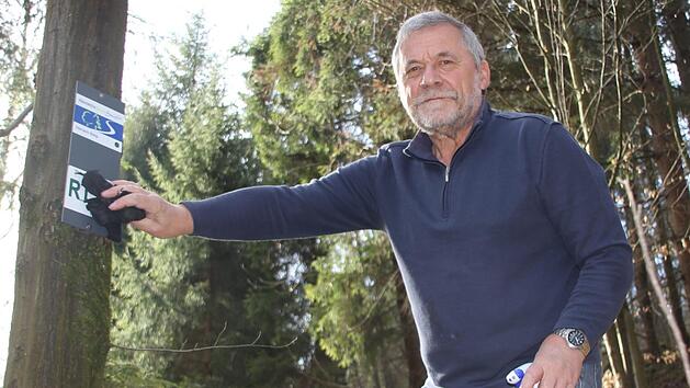 Auch Putzen geh&ouml;rt dazu: Damit die Wanderer wissen, wo es langgeht, reinigt Wegewart Ludwig Wunder ein Schild. Foto: Jannik Reutlinger