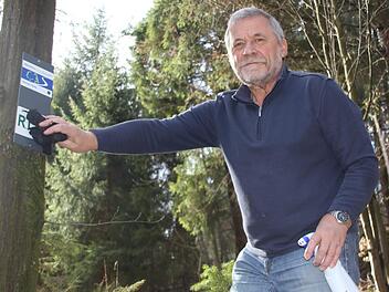 Auch Putzen gehört dazu: Damit die Wanderer wissen, wo es langgeht, reinigt Wegewart Ludwig Wunder ein Schild. Foto: Jannik Reutlinger