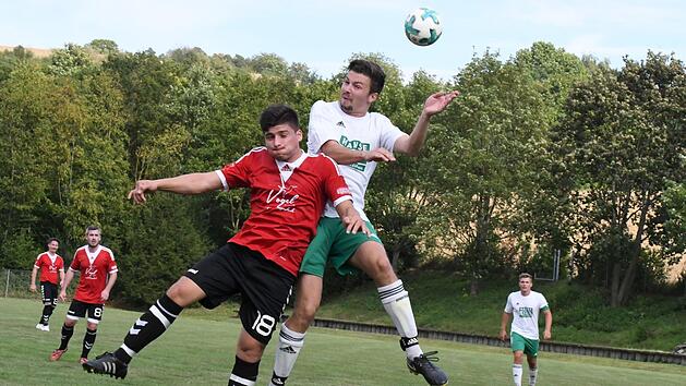 Rassiges Kopfballduell: Mahmud Hassani (SG Reiterswiesen, links) steigt gemeinsam mit Philipp Wagenpfahl (SG Gr&auml;fendorf) hoch. Am ende hatte Reiterswiesen das bessere Ende f&uuml;r sich. Foto: Hopf