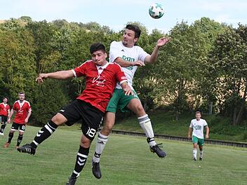 Rassiges Kopfballduell: Mahmud Hassani (SG Reiterswiesen, links) steigt gemeinsam mit Philipp Wagenpfahl (SG Gräfendorf) hoch. Am ende hatte Reiterswiesen das bessere Ende für sich. Foto: Hopf