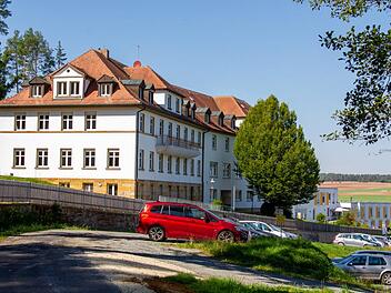 Das Haus Bethanien in Hutschdorf soll abgerissen werden. An der Stelle des in die Jahre gekommenen Gebäudes wird ein modernes Mutter-Kind-Haus entstehen, das die Fachklinik (im Hintergrund) ergänzen soll. Romy Denk