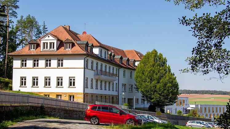 Das Haus Bethanien in Hutschdorf soll abgerissen werden. An der Stelle des in die Jahre gekommenen Gebäudes wird ein modernes Mutter-Kind-Haus entstehen, das die Fachklinik (im Hintergrund) ergänzen soll. Romy Denk
