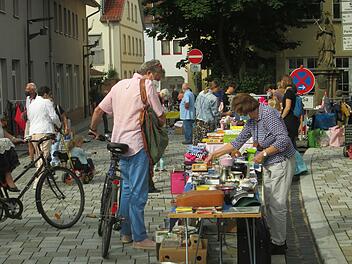 An Besuchern mangelte es dem Altstadt-Flohmarkt mit Hamma Damma eigentlich nicht. Jedoch blieben zahlreiche Standplätze leer.
