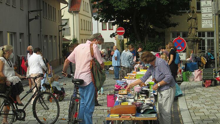 An Besuchern mangelte es dem Altstadt-Flohmarkt mit Hamma Damma eigentlich nicht. Jedoch blieben zahlreiche Standplätze leer.