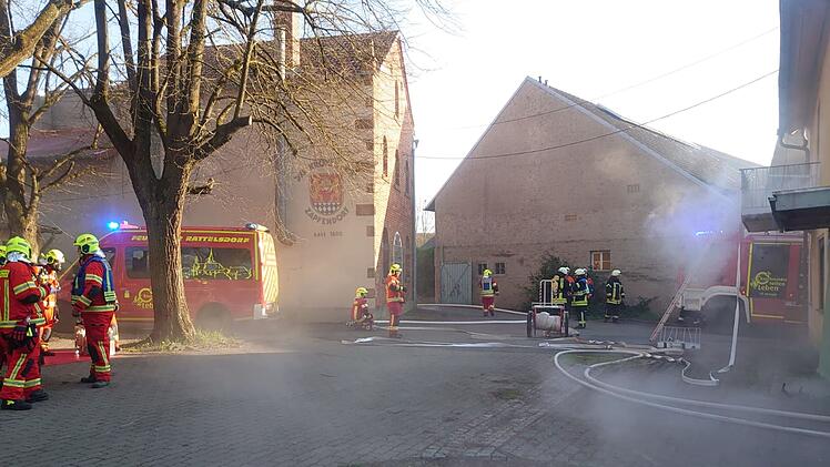 Zapfendorf: Sieben Feuerwehren rücken zu "Tanzsaal Hofmann" an - "etliche Personen" vermisst