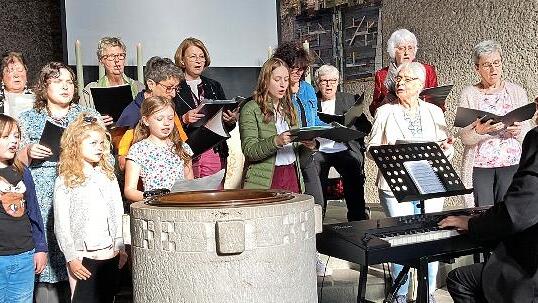 Einige Mädchen des Kinderchors von Kantor Dieter Blum gesellten sich beim Muttertagskonzert, das der Ökumenische Singkreis gemeinsam mit dem Veehharfenensemble in der evangelischen Kirche St. Michael in Hammelburg gab, dazu.