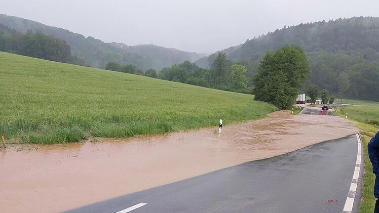 Starkregen in Hersbrucker Schweiz hält Feuerwehren auf Trab - Straßen überflutet