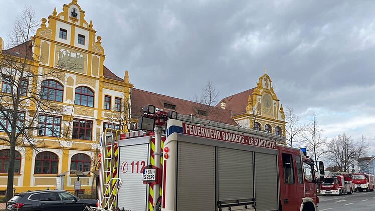 Ausgelöste Brandmeldeanlage: Feuerwehr Bamberg wird zu Schule alarmiert