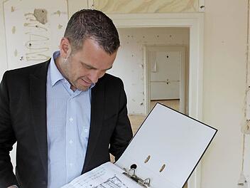 Toni Schick mit den Plänen für den Innenausbau des Palais Erthal. Fotos: Thomas Mäuser