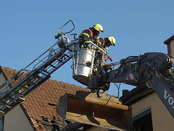 Aufräumarbeiten nach dem Dachstuhlbrand in Grub am Forst. Foto: Berthold Köhler
