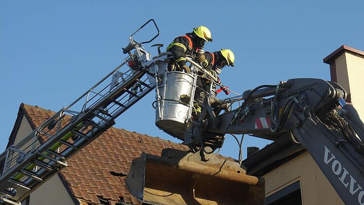 Aufräumarbeiten nach dem Dachstuhlbrand in Grub am Forst. Foto: Berthold Köhler