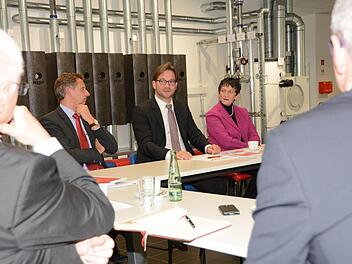 Klimaschutz und Energieeinsparung gehören zusammen. Wie sich beides mit effizienten Technologien erreichen lässt, darüber diskutierten (von links) Glen Dimplex Deutschland-Geschäftsführer Jochen Engelke, Staatssekretär Florian Pronold und Landtagsvizepräsidentin Inge Aures im Schulungszentrum des Kulmbacher Unternehmens. Foto: Dagmar Besand