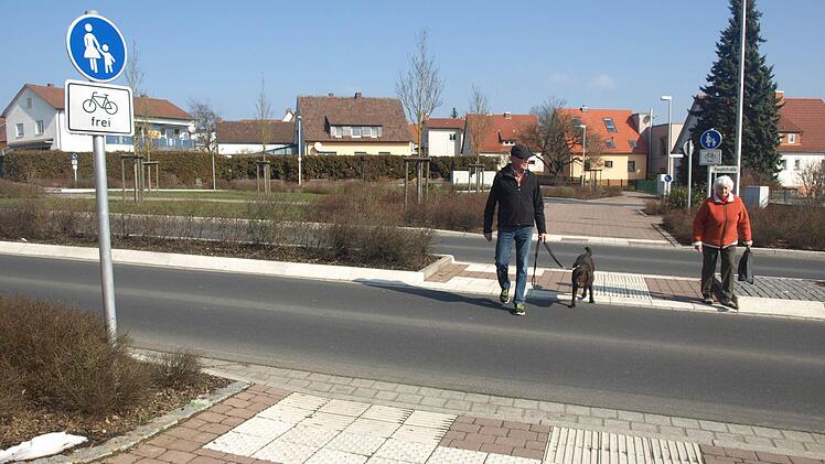 Eine Forderung von Horst Klieber in der Oerlenbacher Bürgerversammlung: Am Übergang am Kreisel, der zum Friedhof führt, würde ein Zebrastreifen für mehr Sicherheit sorgen. Foto: Stefan Geiger