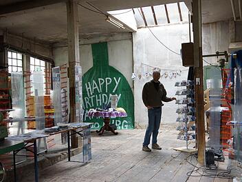 Roland Halbritter bereitet in der früheren Schreinerei Heinickel eine Ausstellung vor. Foto: Arkadius Guzy