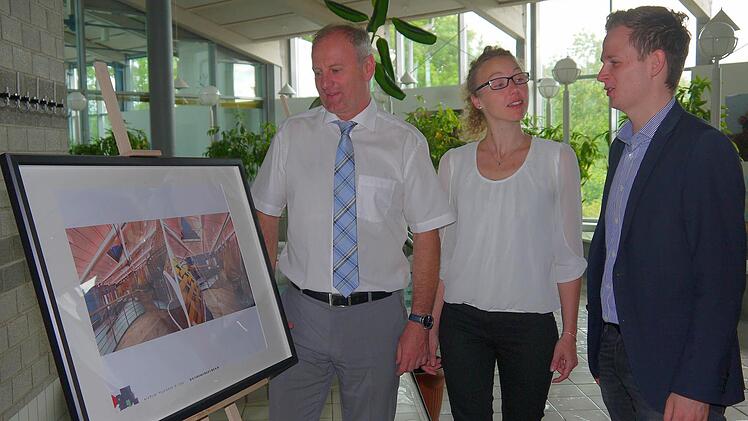 Na, Herr Bürgermeister, zufrieden? Lutz Lange, Stine Michel und Tobias Ehrlicher (von links) sind von den Entwürfen für die neue Ruhezone im Saunabereich sehr angetan. Fotos: Berthold Köhler