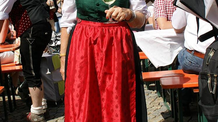 Wunderbar in original Haßberge-Tracht: Schulamtsdirektorin Ulrike Brech