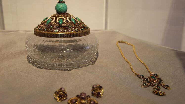 Knöpfe, Schmuck und viel mehr Kunstvolles wurde einst in Weidenberg aus Glas gefertigt. Foto: Katharina Müller-Sanke