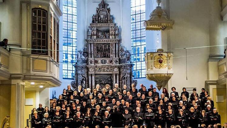 Ein beeindruckendes Konzert zum Totensonntag gestaltete der Coburger Bachchor unter Peter Stenglein in der Morizkirche. Foto: Jochen Berger