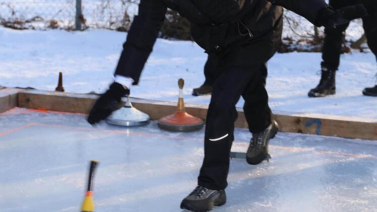 Ein gutes Auge war beim Eisstockschießen gefragt. Foto: Franz Galster