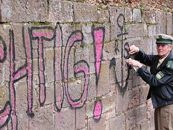 Polizist Peter Kähne sichert Spuren. Foto: Ralf Ruppert