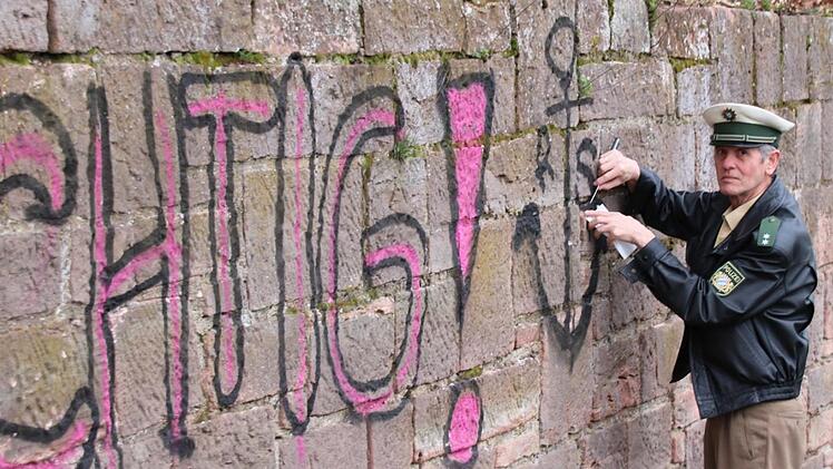 Polizist Peter Kähne sichert Spuren. Foto: Ralf Ruppert