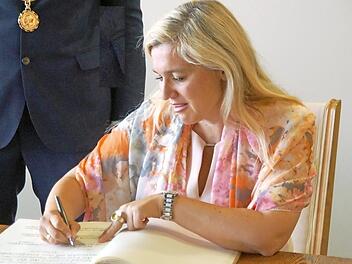 Staatsministerin Melanie Huml trug sich anl&auml;sslich des 150-Jahr-Jubil&auml;ums der Feuerwehr ins Goldene Buch der Gemeinde ein. Foto: Mario Deller