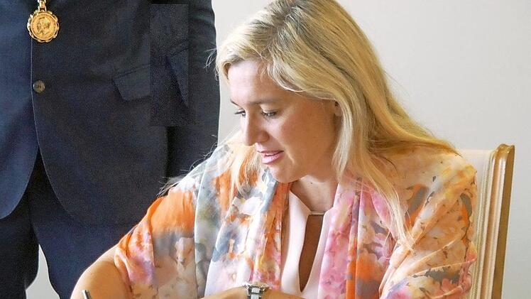 Staatsministerin Melanie Huml trug sich anl&auml;sslich des 150-Jahr-Jubil&auml;ums der Feuerwehr ins Goldene Buch der Gemeinde ein. Foto: Mario Deller