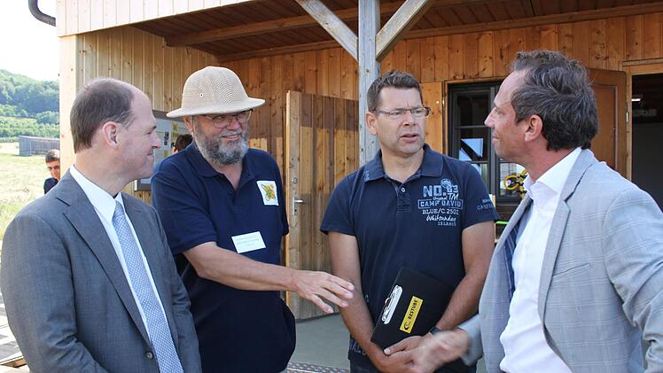 Michael Hofmann, Wolf Dietrich Schröber, Andreas Groß und Thorsten Glauber (v. l.) im Gespräch Foto: Carmen Schwind