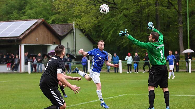 Frohnlachs Angreifer Daniel Oppel kommt in Schammelsdorfer Strafraum alleine zum Kopfball und platziert diesen über Keeper Matthas Schneider und Abwehrchef Philipp Ohland im langen Eck.