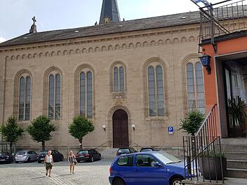 Die Kirche St. Michael und St. Johannes Baptist in Eltmann wurde 1835-1838 nach Plänen des berühmten Baumeisters Leo von Klenze erbaut. Teile stammen aber aus dem 15. Jahrhundert. Foto: Brigitte Krause