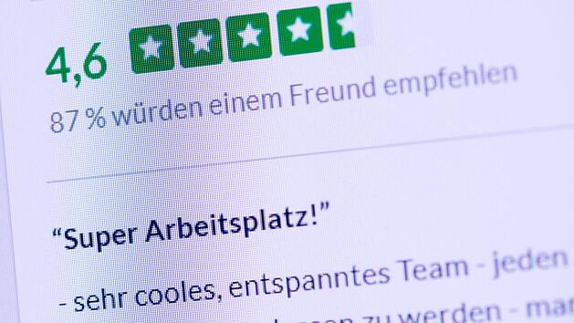 Sieht gut aus - oder? Viele Berufstätige vertrauen bei der Jobsuche auf solche Bewertungen. Ganz verlassen sollten sie sich darauf aber nicht, warnen Experten. Foto: Florian Schuh/dpa
