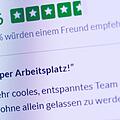 Sieht gut aus - oder? Viele Berufstätige vertrauen bei der Jobsuche auf solche Bewertungen. Ganz verlassen sollten sie sich darauf aber nicht, warnen Experten. Foto: Florian Schuh/dpa