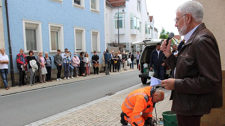 Hartmut Zimmermann (rechts) vom Förderverein Landsynagoge Heubach, der zwei Patenschaften übernommen hat. Foto: Julia Raab