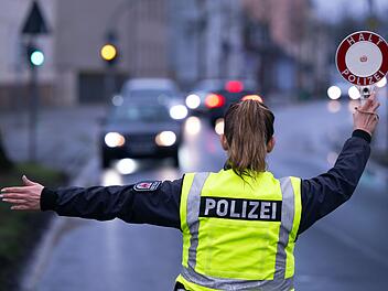 Verkehrskontrolle in Coburg: Drogenfahrt und Waffenfund