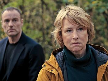 Abschied im Wald? Susanne Bonard (Corinna Harfouch) und Robert Karow (Mark Waschke) ermitteln das letzte Mal gemeinsam im "Tatort" Berlin. Susanne Bonard geht nach nur f&uuml;nf Episoden in Rente.