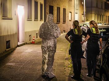 Polizei gibt Sch&uuml;sse in Krefeld ab