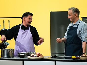 Tim M&auml;lzer (links) und Jan B&ouml;hmermann kochen und plaudern zum Staffelauftakt von "B&ouml;hmi brutzelt".