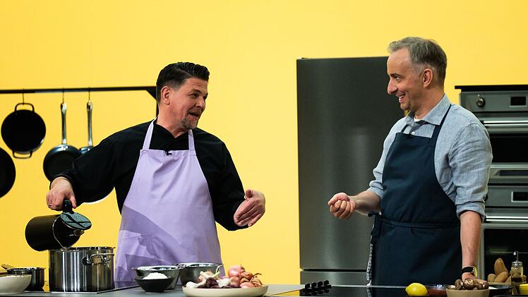Tim M&auml;lzer (links) und Jan B&ouml;hmermann kochen und plaudern zum Staffelauftakt von "B&ouml;hmi brutzelt".