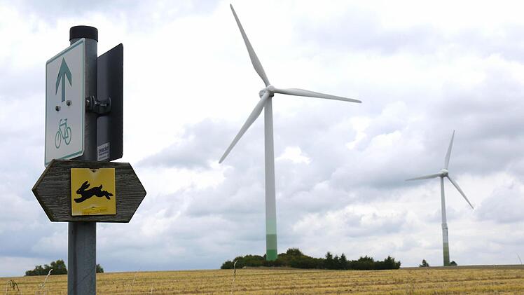 Im Zwiespalt: Beeinträchtigen Windkraftanlagen - wie hier auf dem Bretzenstein - die schöne Natur im Itzgrund? An dieser Frage scheiden sich die Geister. Foto: Berthold Köhler