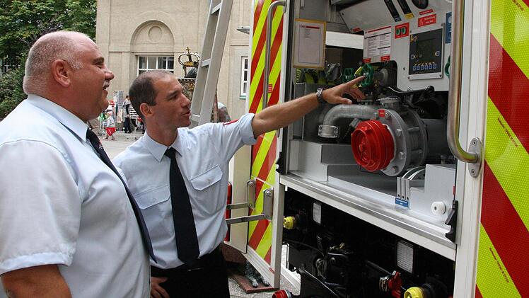 Fachsimpeln: Michael Kammerer, stellvertretender Kommandant der Wernarzer Wehr, erklärt dem Stralsbacher Kommandanten Bernd Müller die technischen Details des neuen Feuerwehr-Fahrzeugs.
