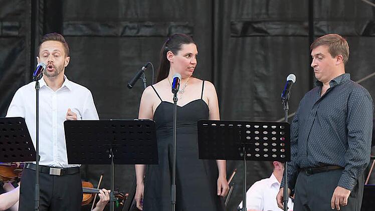 Impressionen vom Open-Air-Konzert mit dem Orchester der "Gesellschaft der Musikfreunde Neustadt" (von links: Joseph Schnurr, Andrea Chudak, Philipp Meierhöfer).Foto: Albert Höchstädter