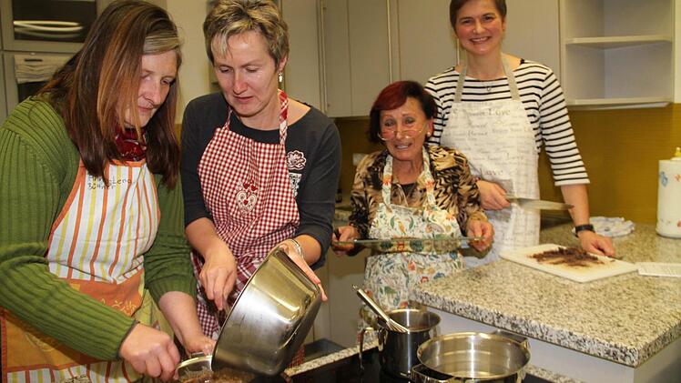 Pralinen machen Arbeit, deshalb ist Zusammenarbeit gefragt. Foto: Gerda Völk