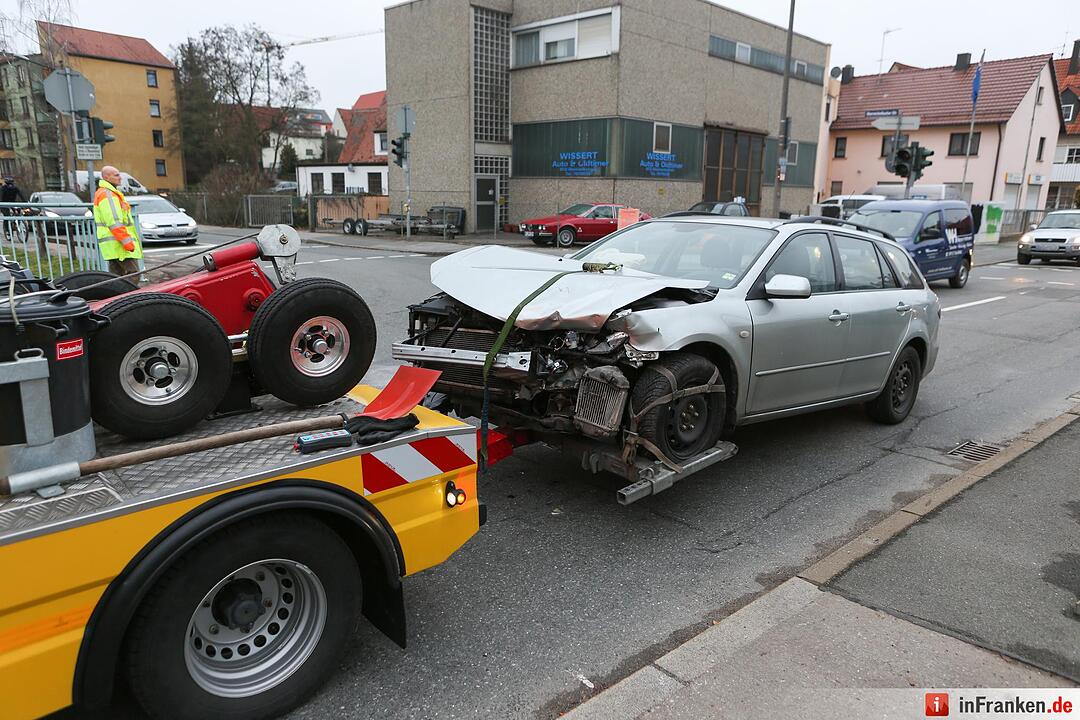 Ampel an Kreuzung ausgefallen - Zwei Pkw kollidieren in Obermichelbach