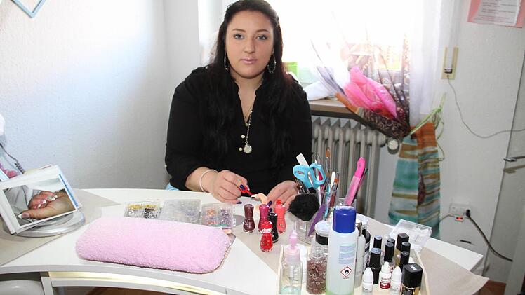Schöne und trendige Fingernägel fertigt das Nagelstudio Crazy Nails von Soraya Lehmann an.  Foto: Gerda Völk