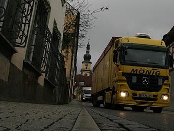 Wenn durch Stadtsteinach die Laster rollen, kann es schon mal eng werden. Befürworter der Umgehung erhoffen sich eine spürbare Entlastung des Verkehrs im Innenort. Foto: BR-Archiv/Matthias Beetz