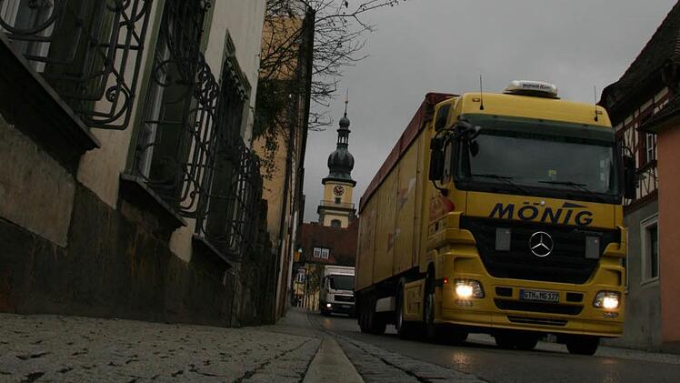 Wenn durch Stadtsteinach die Laster rollen, kann es schon mal eng werden. Befürworter der Umgehung erhoffen sich eine spürbare Entlastung des Verkehrs im Innenort. Foto: BR-Archiv/Matthias Beetz